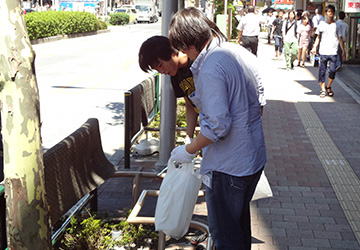 植木の中にゴミが…