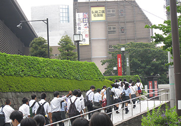 最寄駅から国立劇場に向かう高校生たち